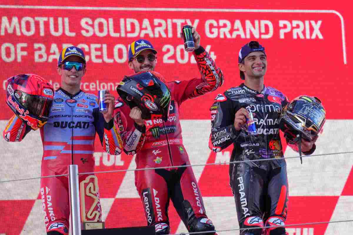 Bagnaia sul podio con Martin e Marquez