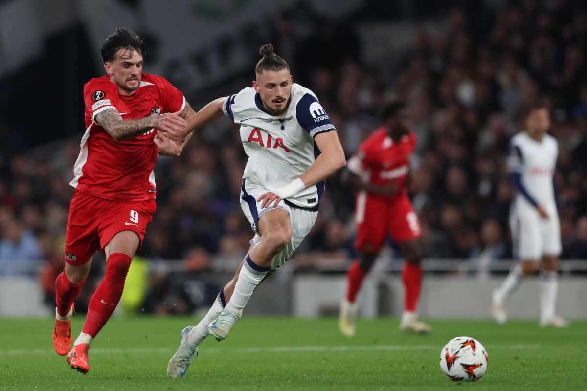 Dragusin con la maglia del Tottenham