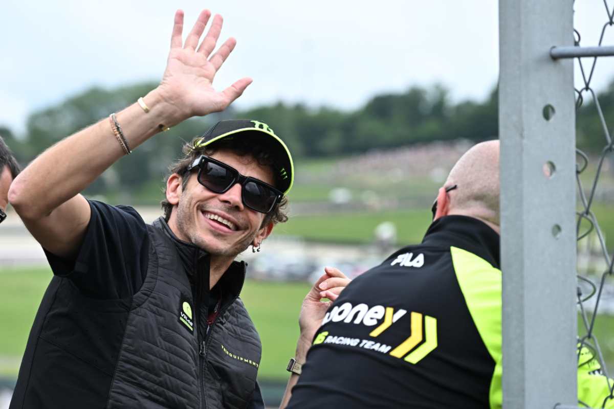 Valentino Rossi sorridente saluta