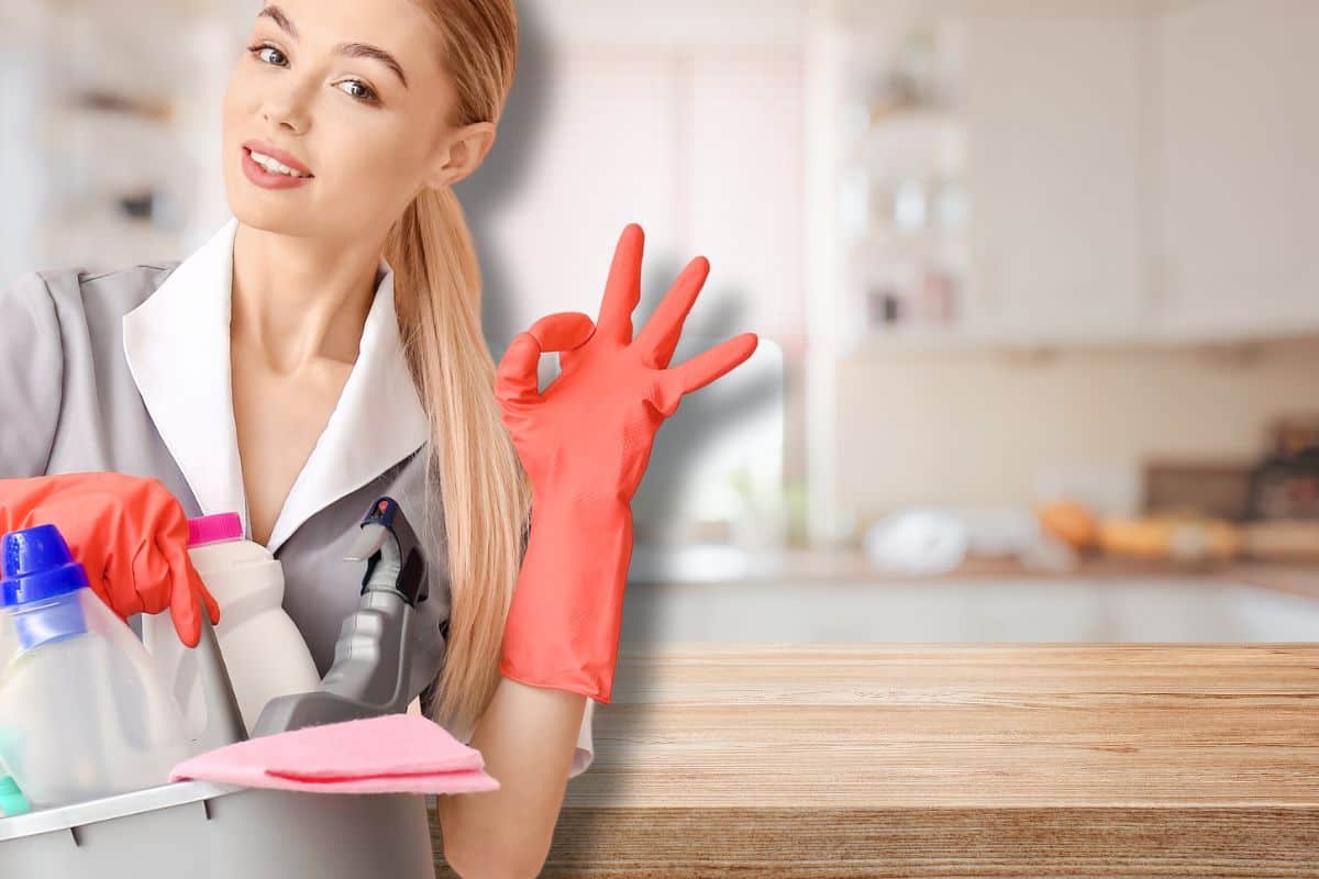 ragazza con prodotti per sgrassare cucina