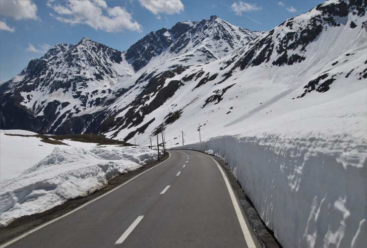 strada innevata