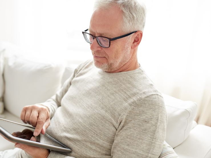 uomo con tablet 