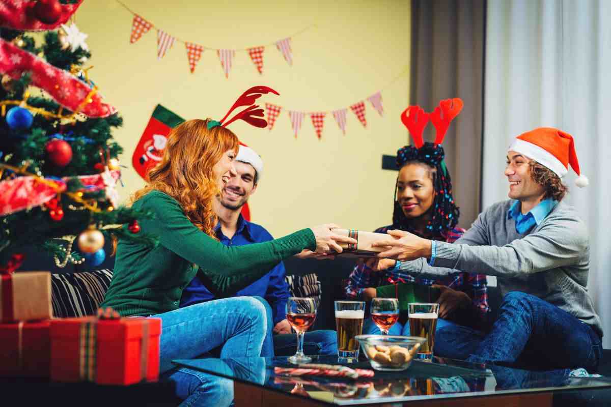 Amici festeggiano il Natale