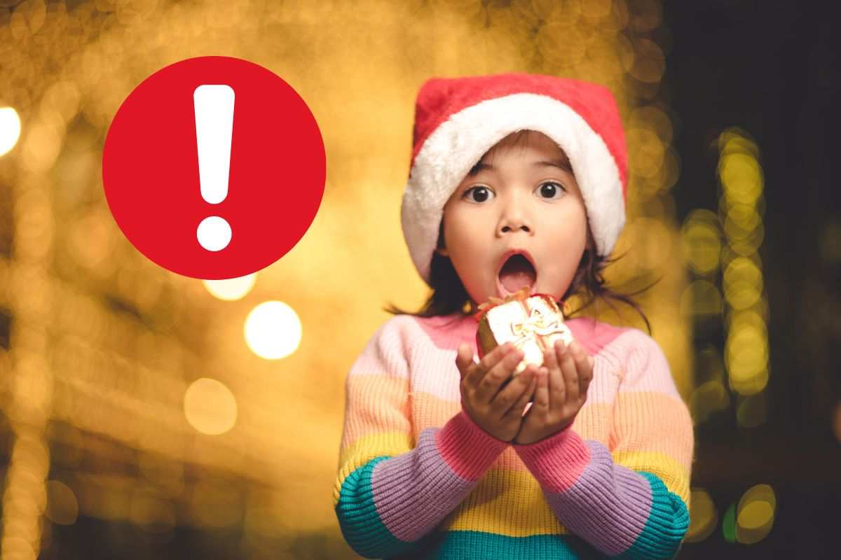 Bambina stringe un regalo di Natale