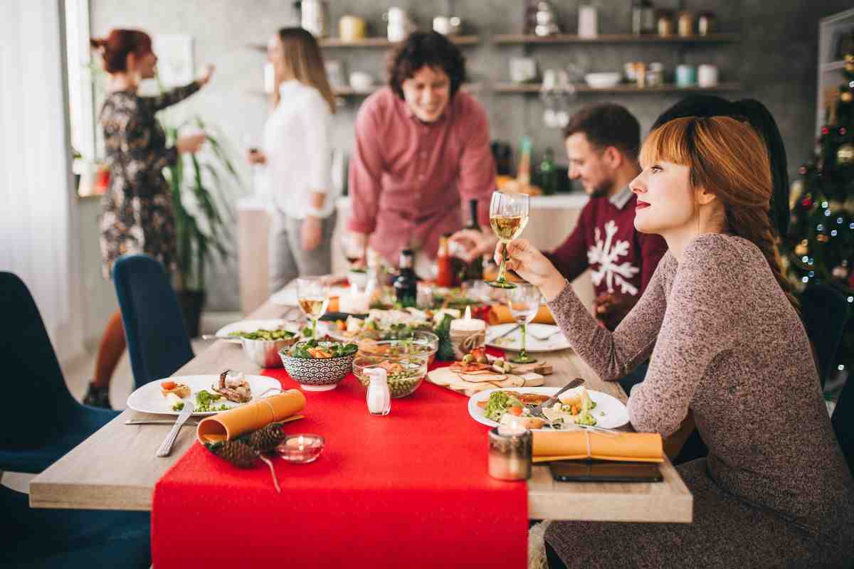 Famiglia si ritrova per il pranzo di Natale