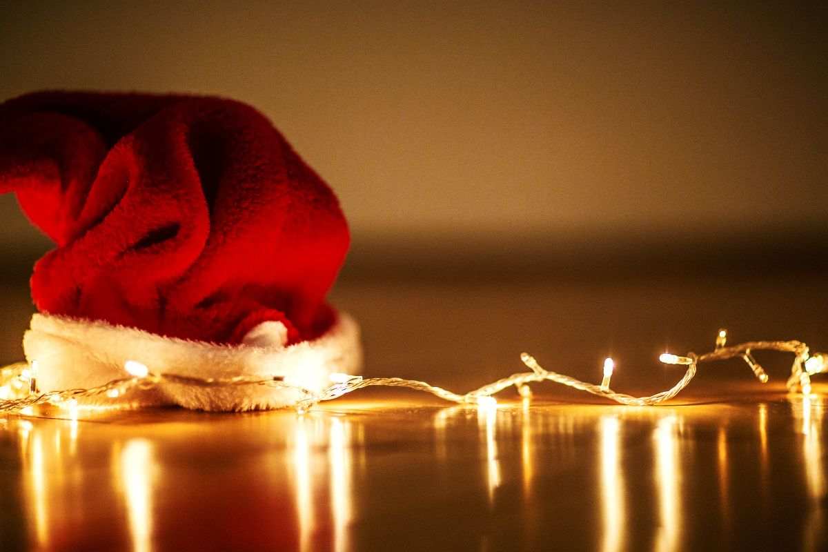 Luci natalizie e cappello di Babbo Natale