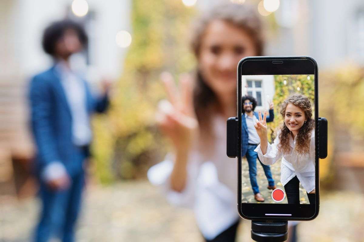 Ragazzi girano un video TikTok