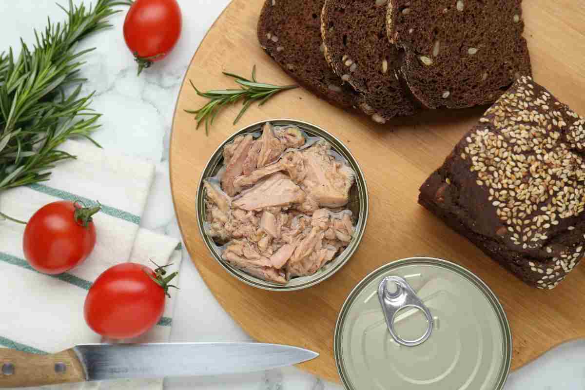 Tonno pomodoro e pane