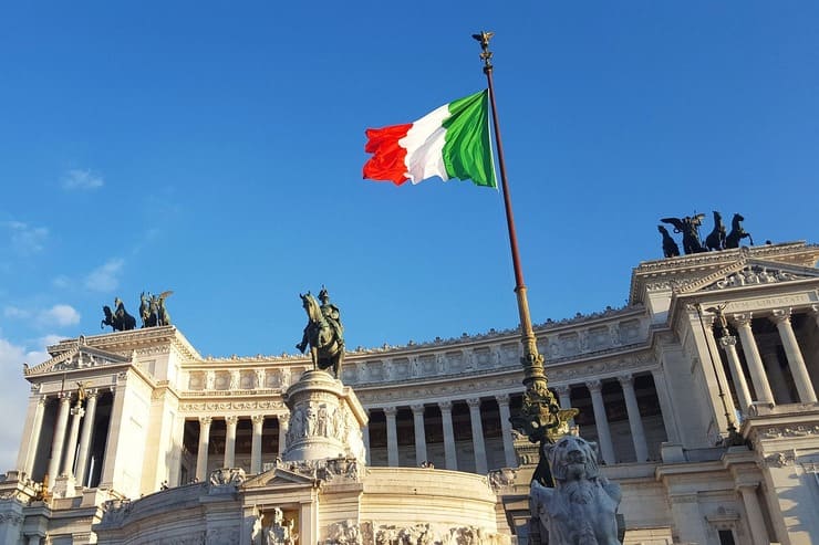 Bandiera dell'Italia a palazzo Montecitorio